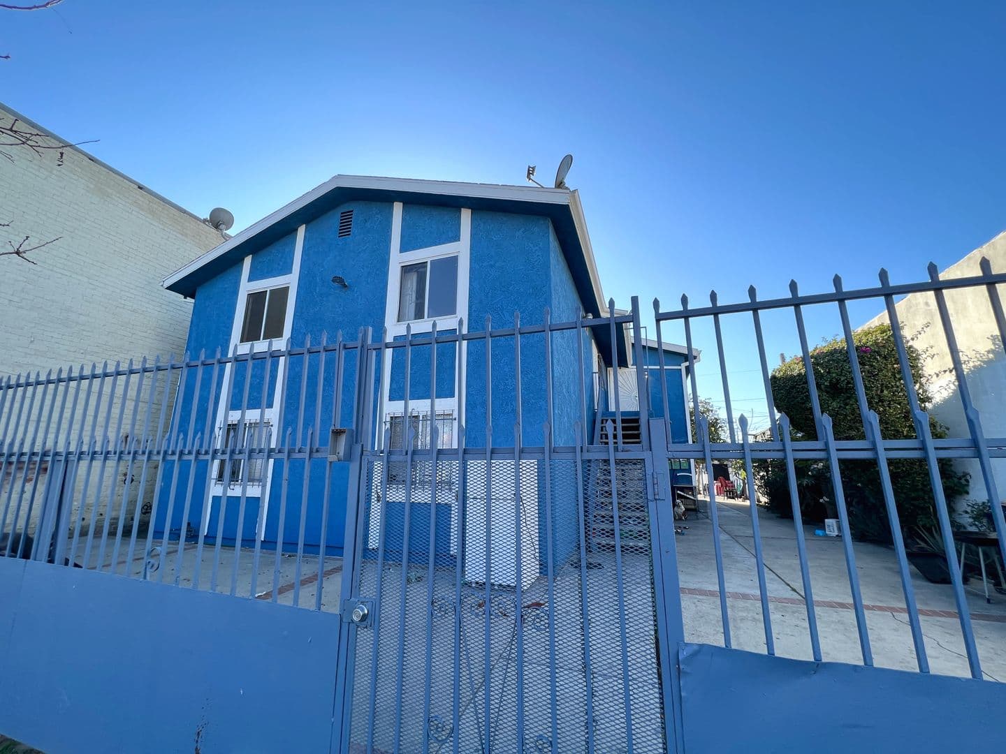 Los Angeles Apartment: 8925 S Broadway