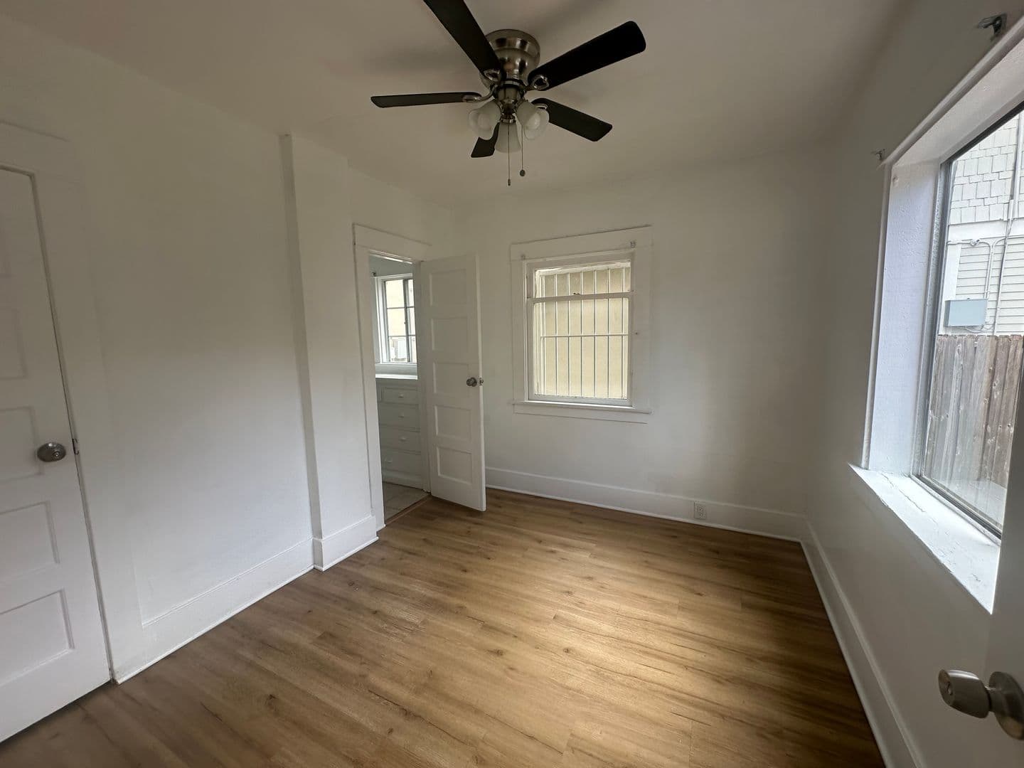 Long Beach Apartment: 817 Magnolia Ave