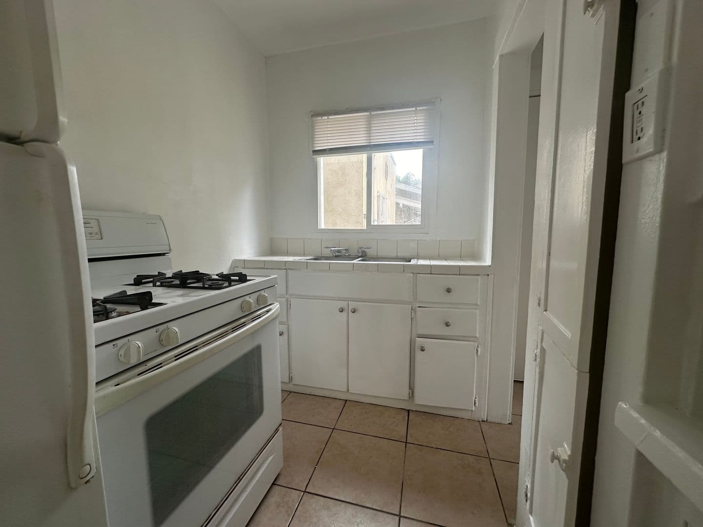 Long Beach Apartment: 817 Magnolia Ave