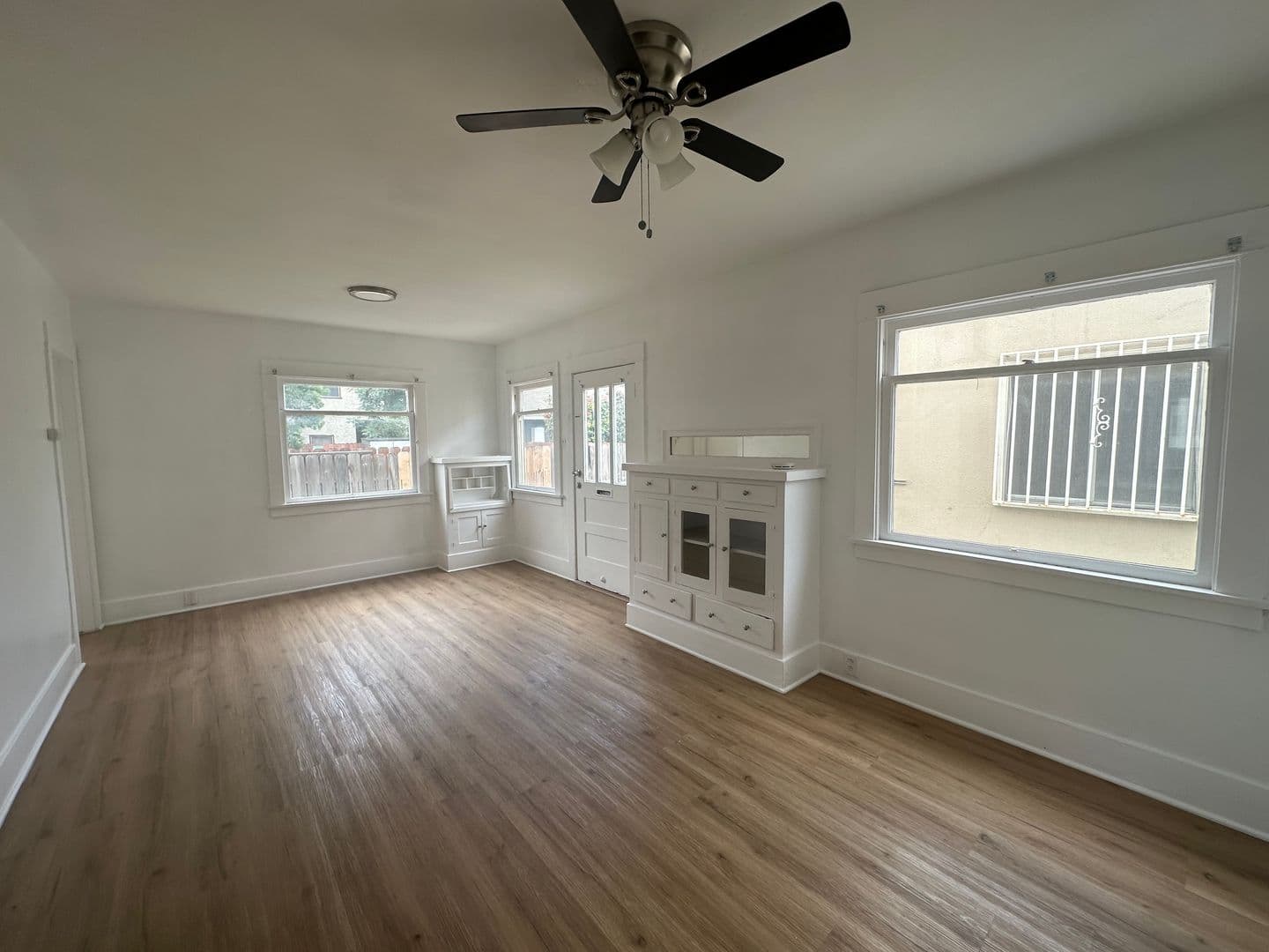 Long Beach Apartment: 817 Magnolia Ave