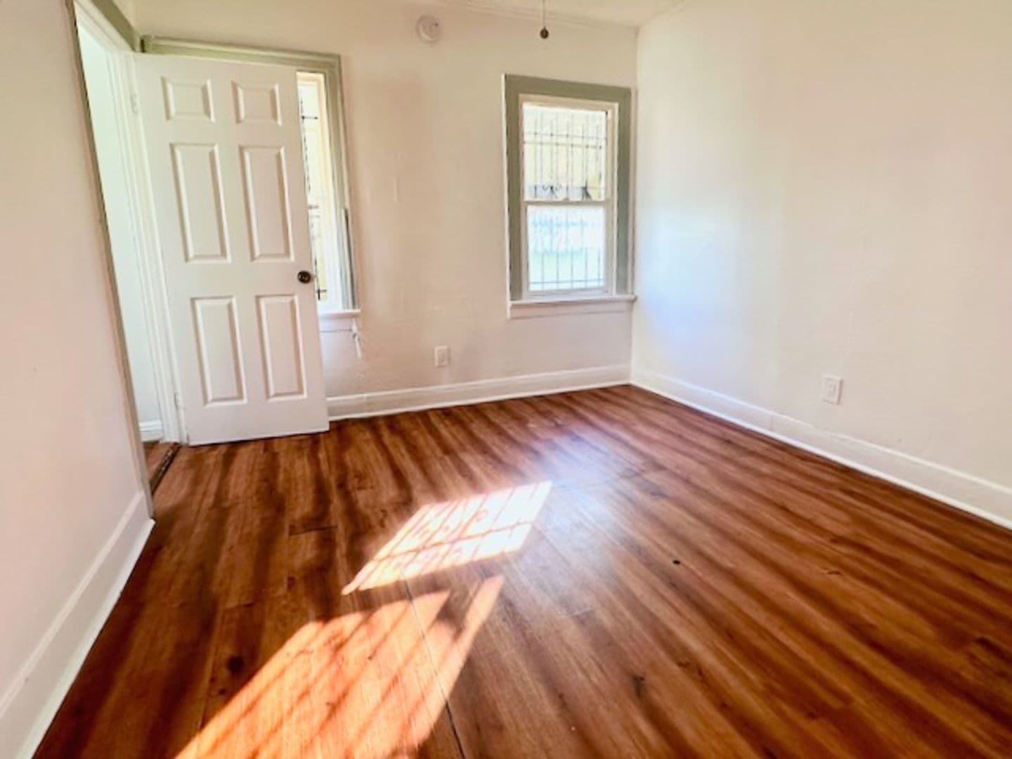 Los Angeles Apartment: 1952 W. 39th St