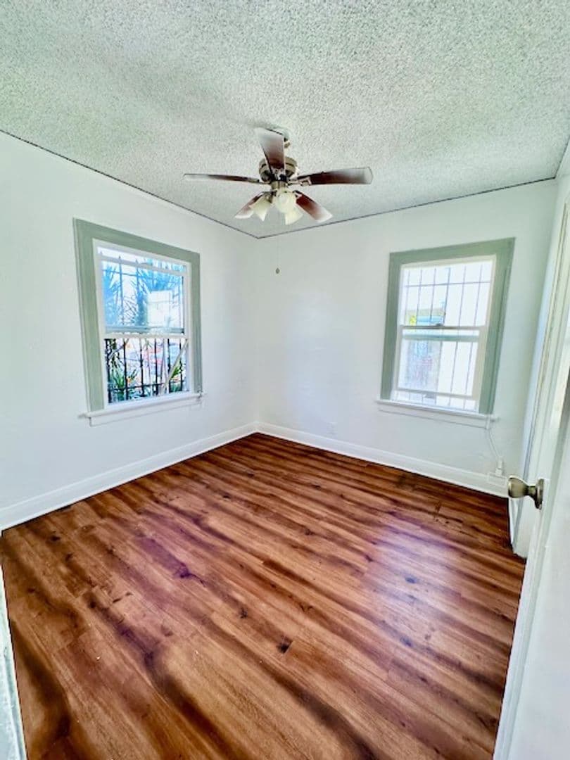Los Angeles Apartment: 1952 W. 39th St