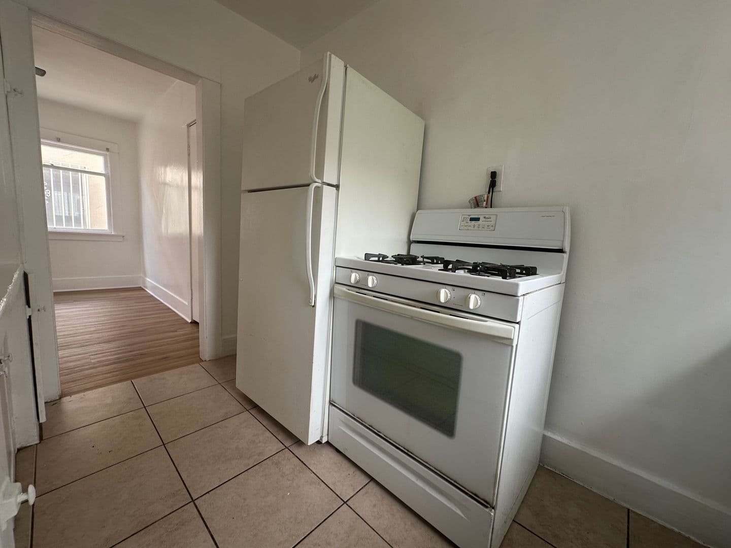 Long Beach Apartment: 817 Magnolia Ave