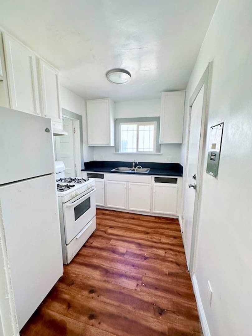 Los Angeles Apartment: 1952 W. 39th St