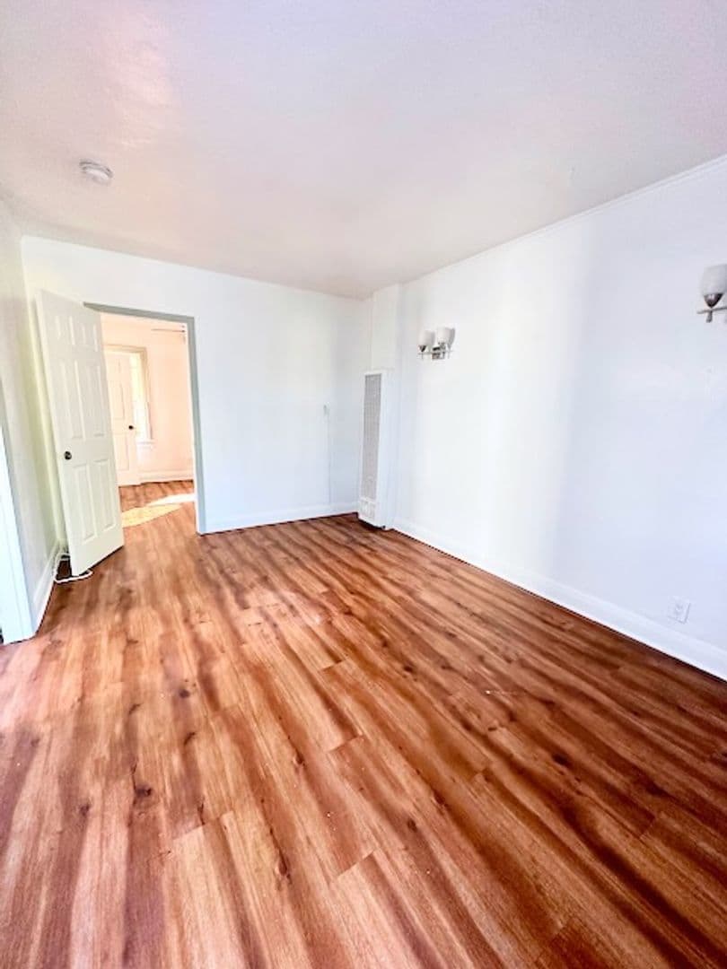 Los Angeles Apartment: 1952 W. 39th St