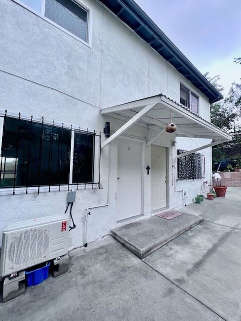 Los Angeles Apartment: 3751-3753 Locke Ave.