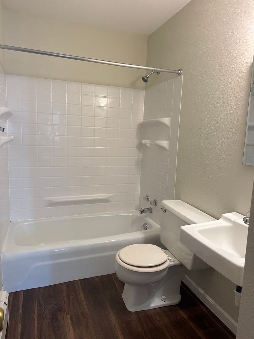 Grand Forks Apartment: 1706 Continental Dr