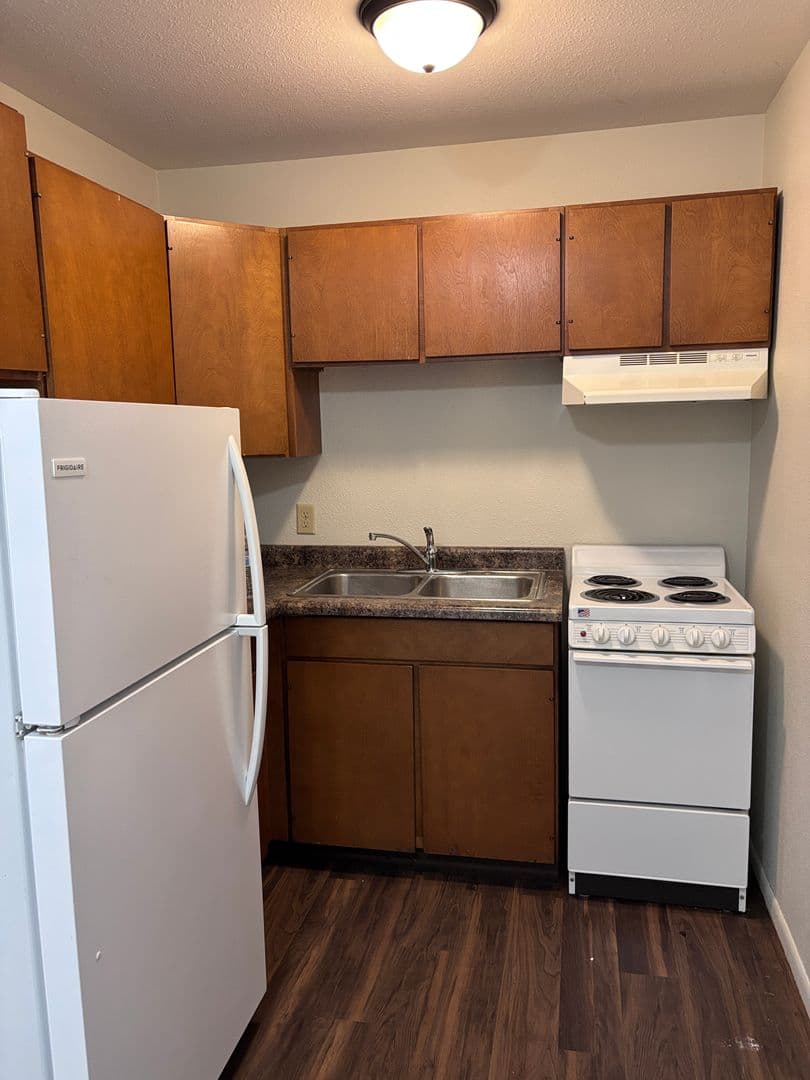 Grand Forks Apartment: 1706 Continental Dr