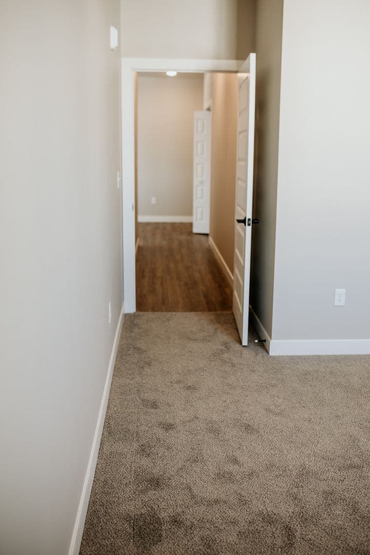 Grand Forks Apartment: 3990,3940 S 15 St