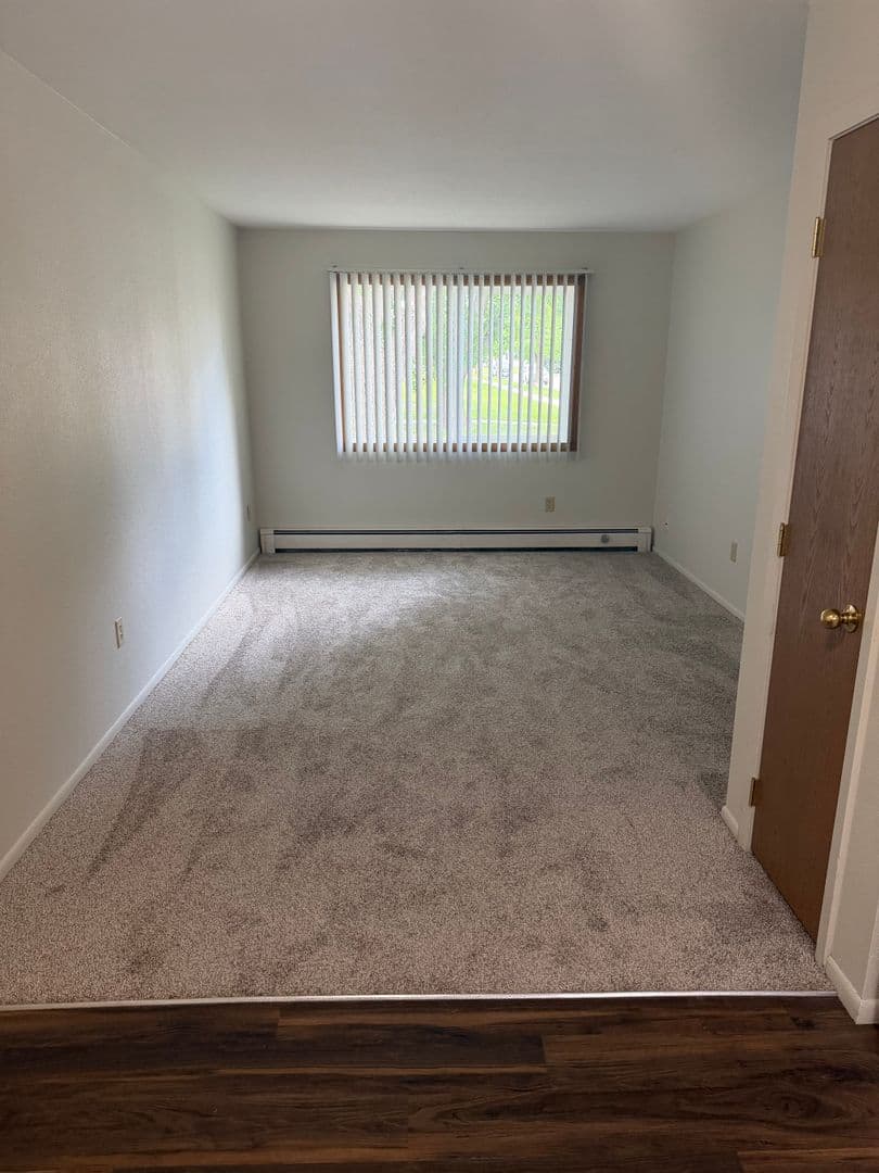 Grand Forks Apartment: 1706 Continental Dr
