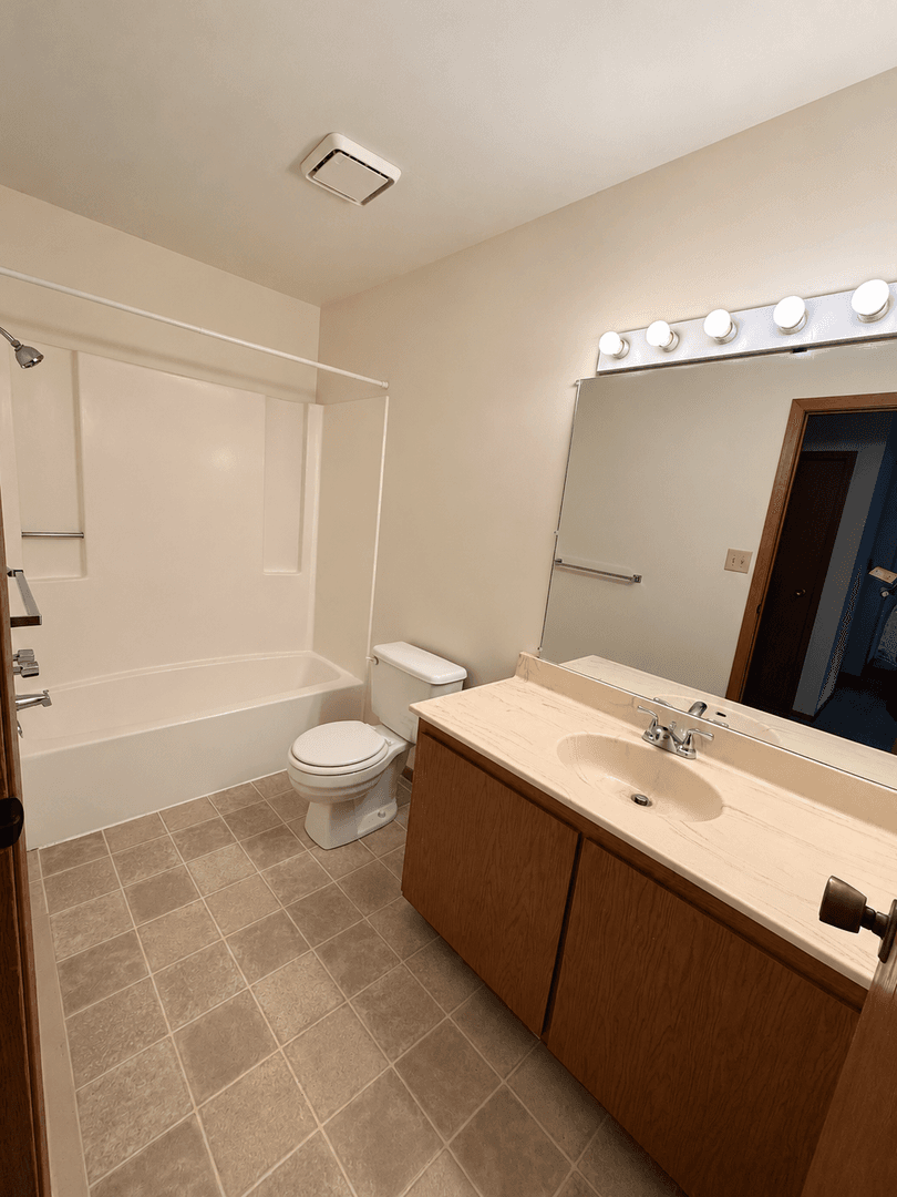 Grand Forks Apartment: 1951 S 29th St