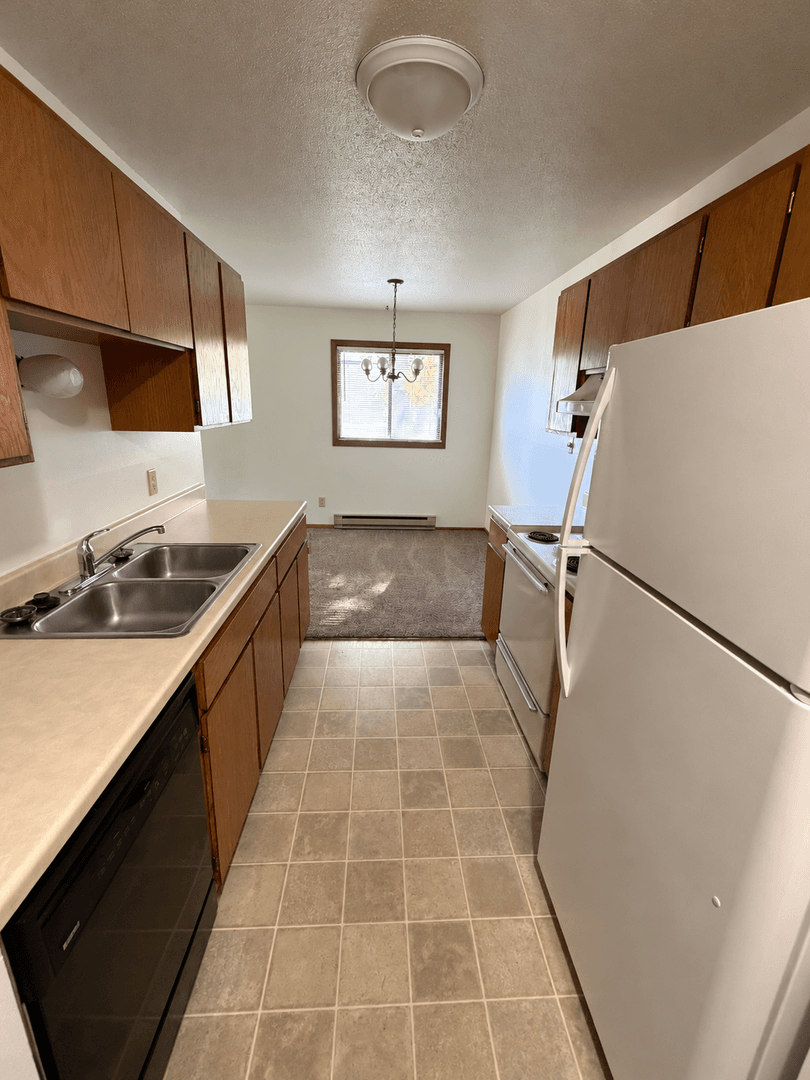 Grand Forks Apartment: 1951 S 29th St