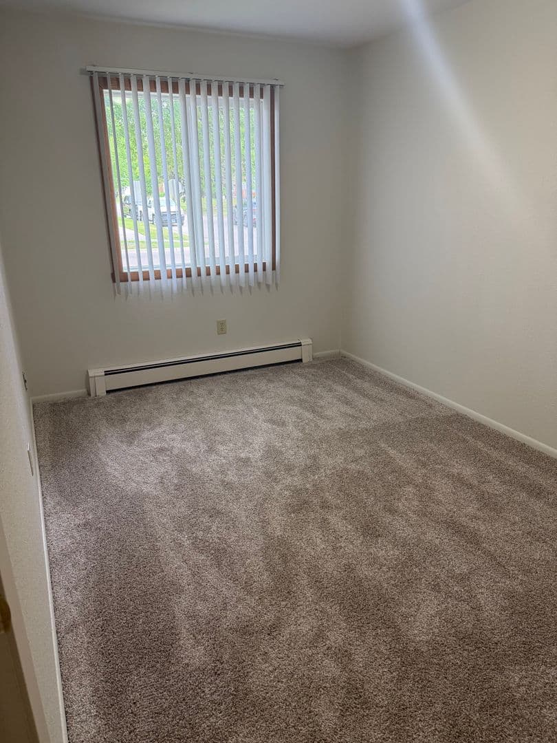 Grand Forks Apartment: 1706 Continental Dr