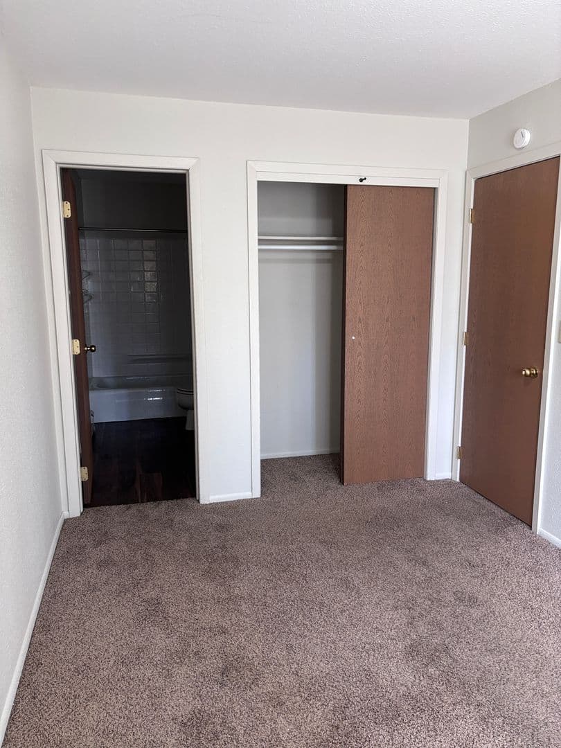 Grand Forks Apartment: 1706 Continental Dr