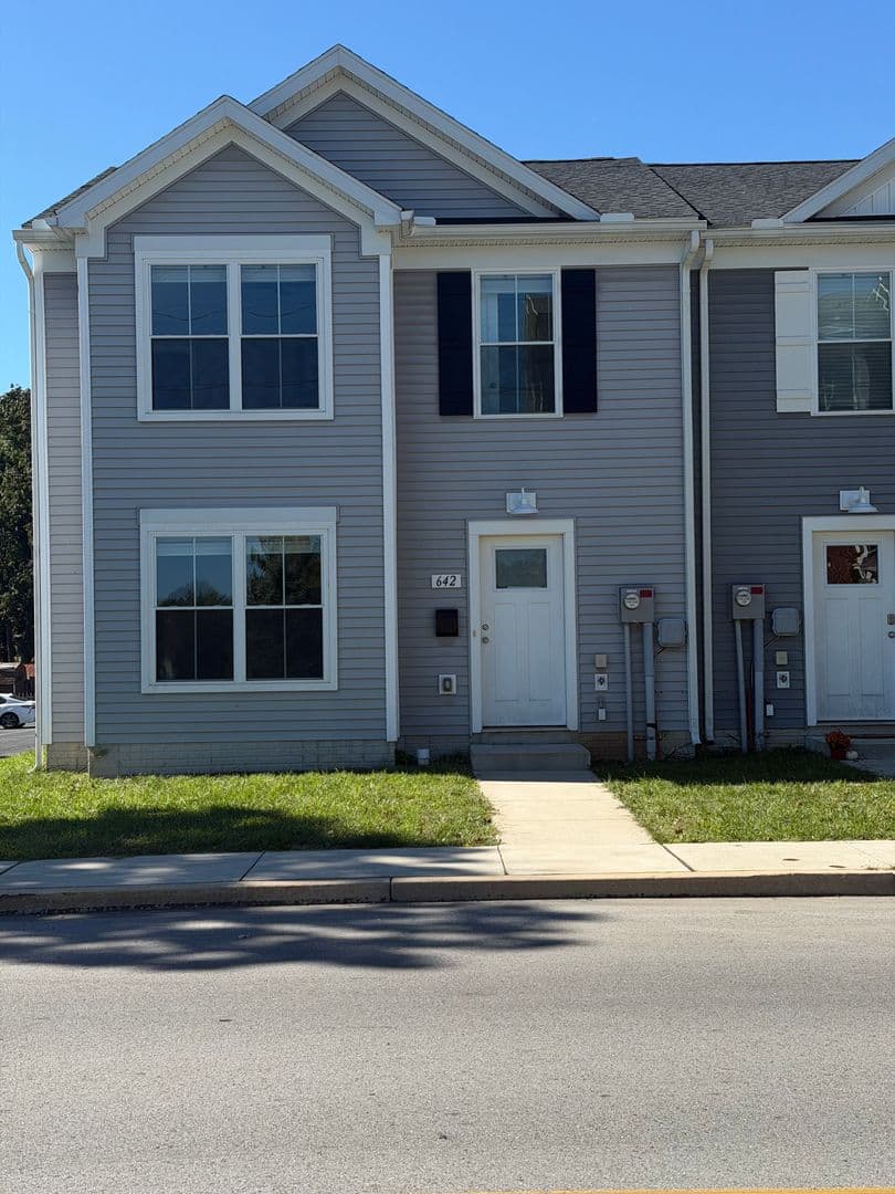 Carlisle House: 642 N College St