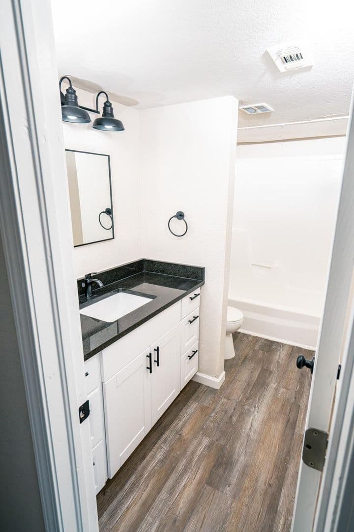 Tulsa Apartment: 1027 E. 41st St