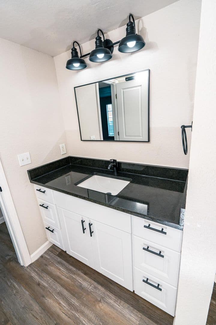 Tulsa Apartment: 1027 E. 41st St