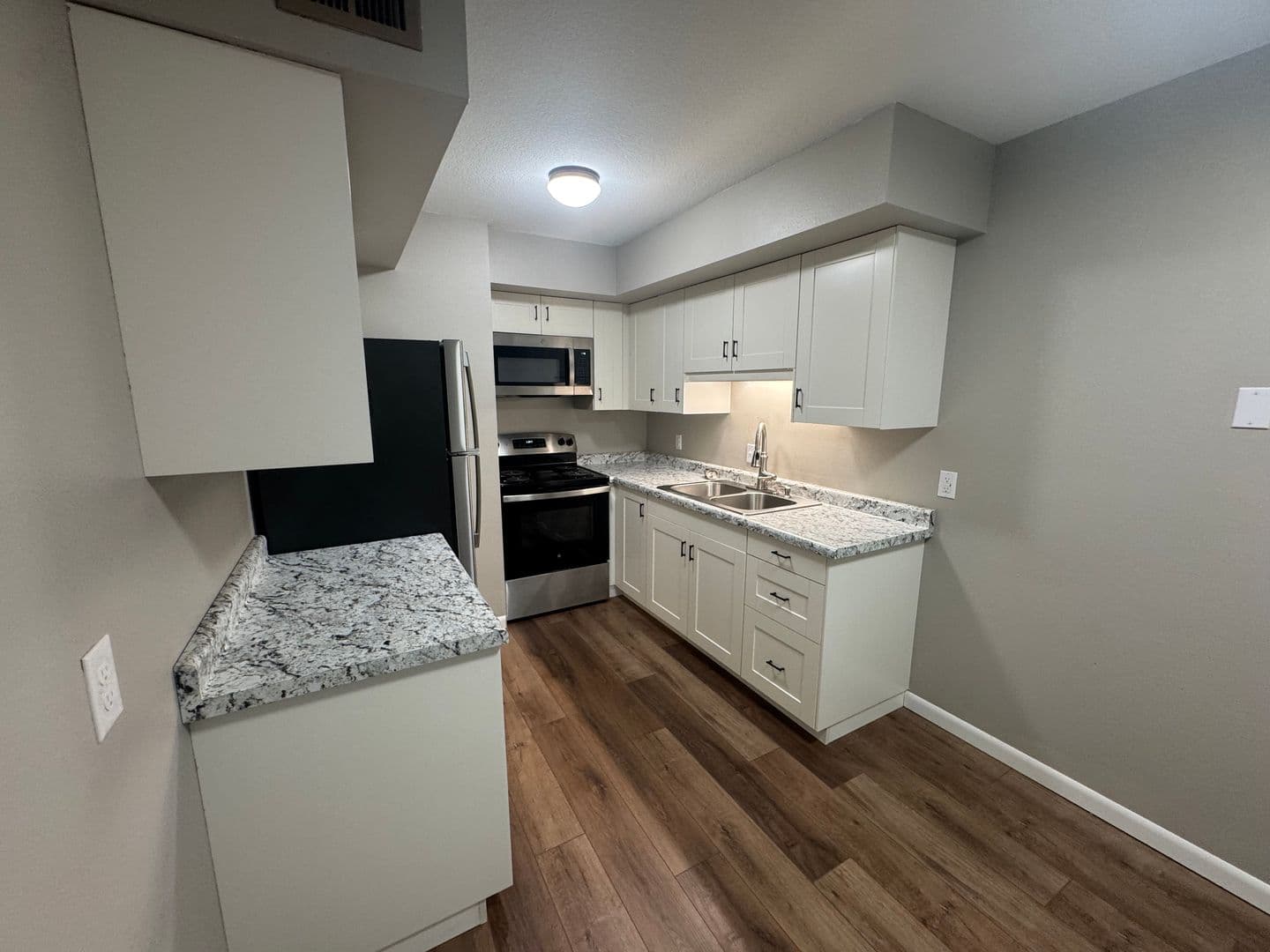 Pella Apartment: 1015 East First Street