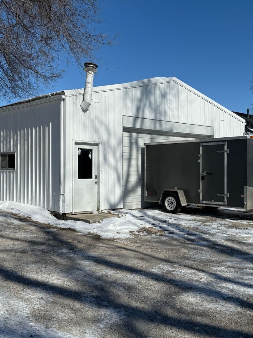 Pella Apartment: 1105 Washington Street