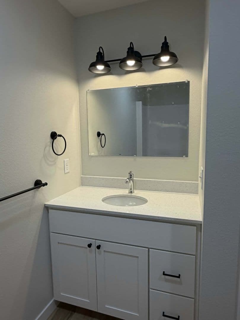Waukon Apartment: 104 8th Ave SW