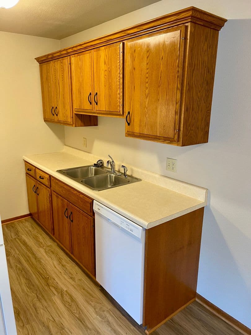 Pella Apartment: 409 East 15th Street