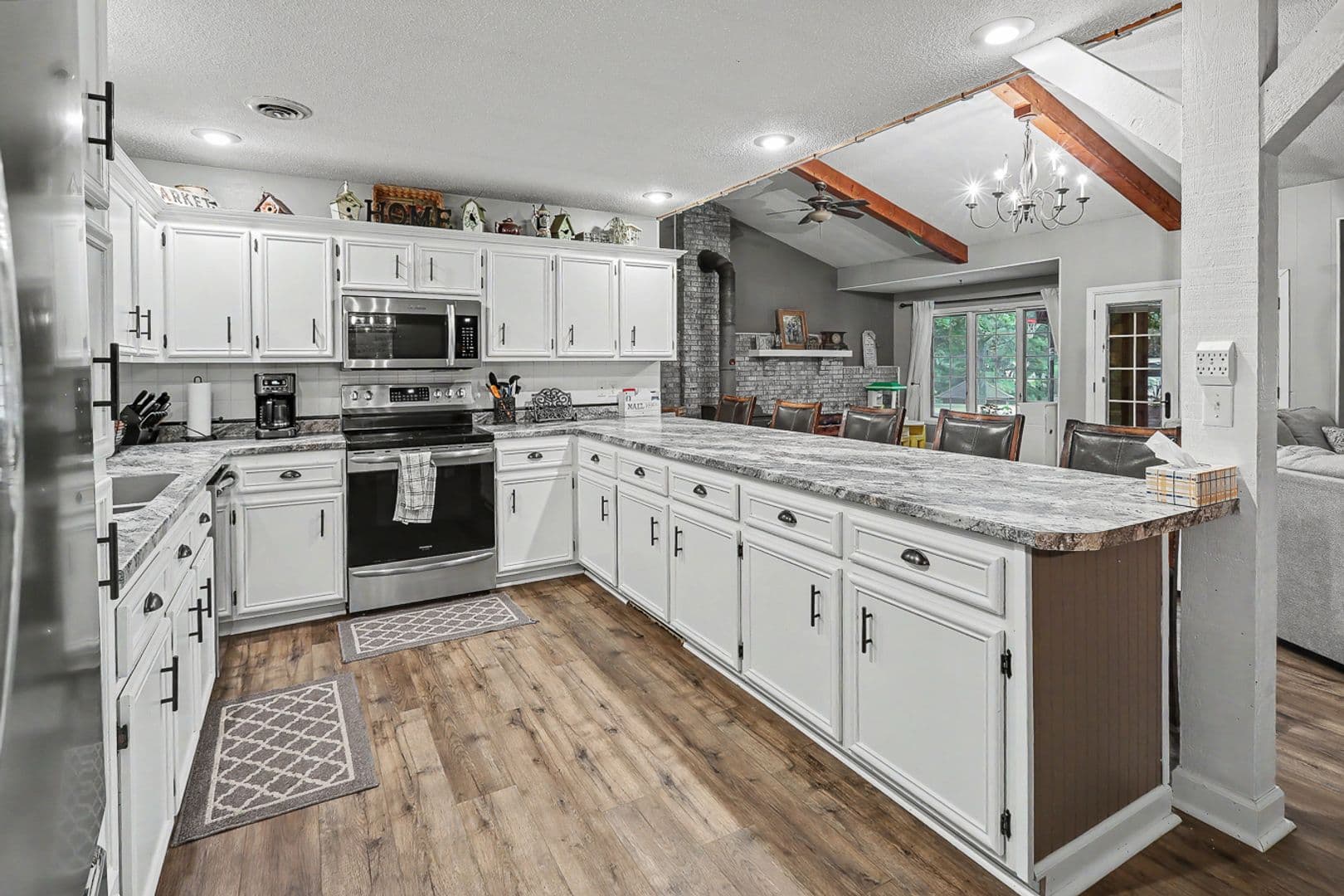 Pella House: 285 240th Place