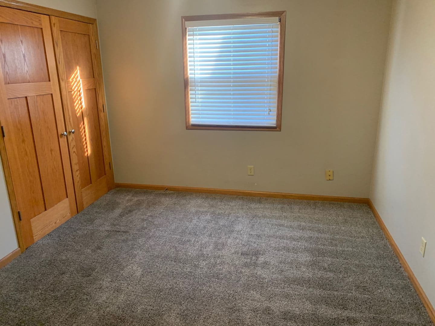 Pella Apartment: 1004 Main Street