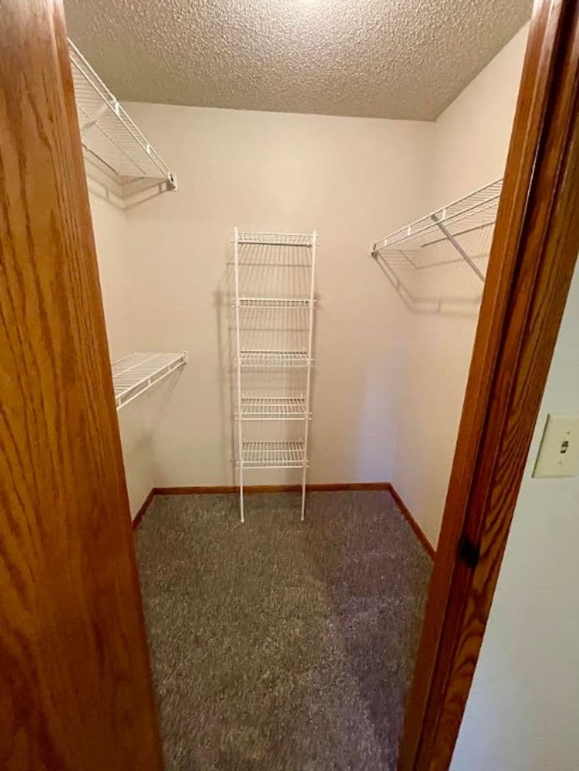 Pella Apartment: 409 East 15th Street