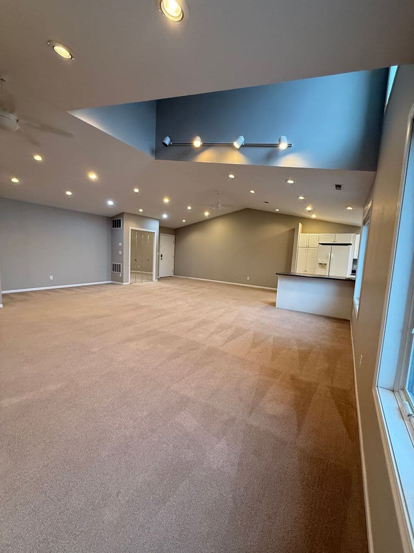 Pella Apartment: Huber Street