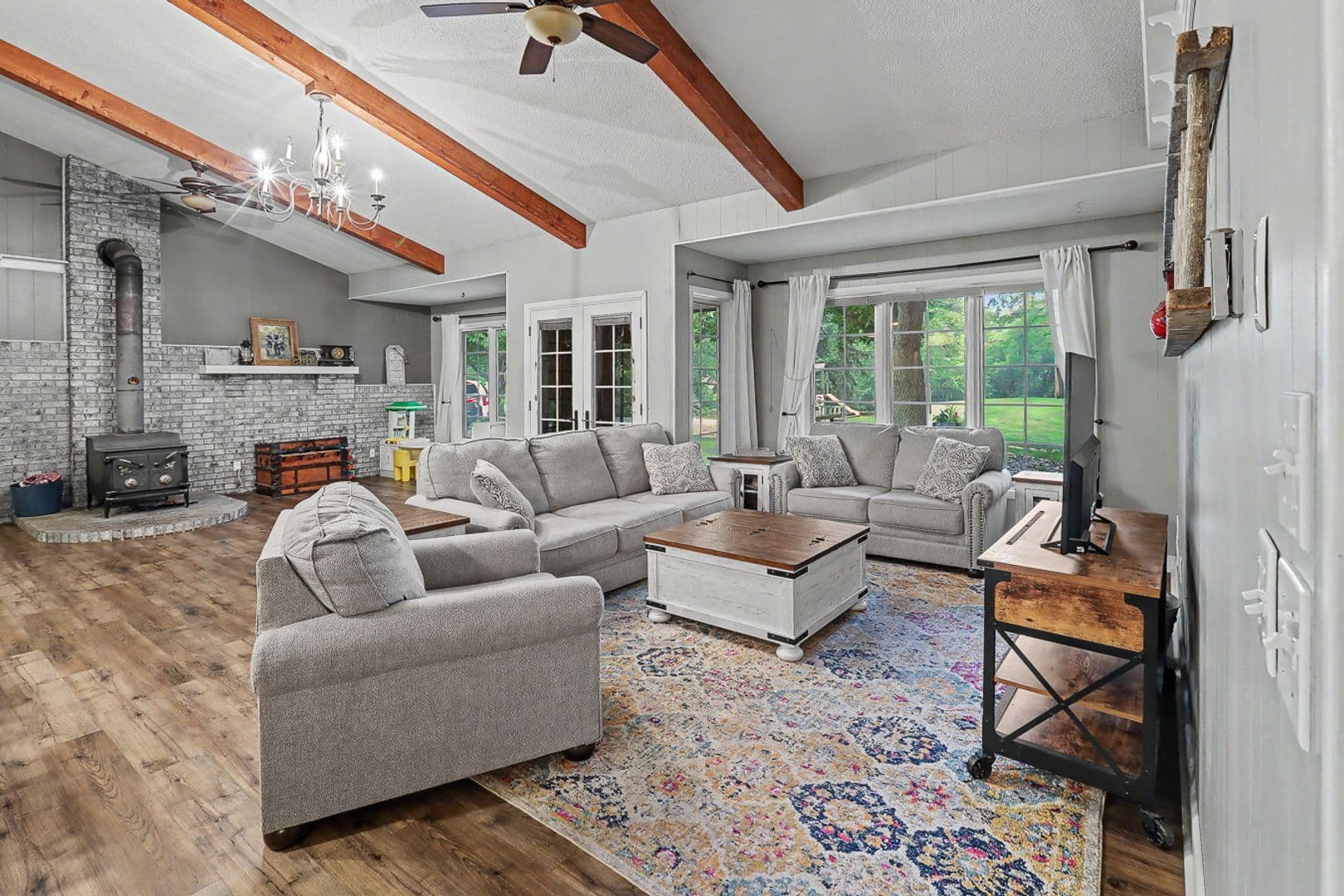 Pella House: 285 240th Place