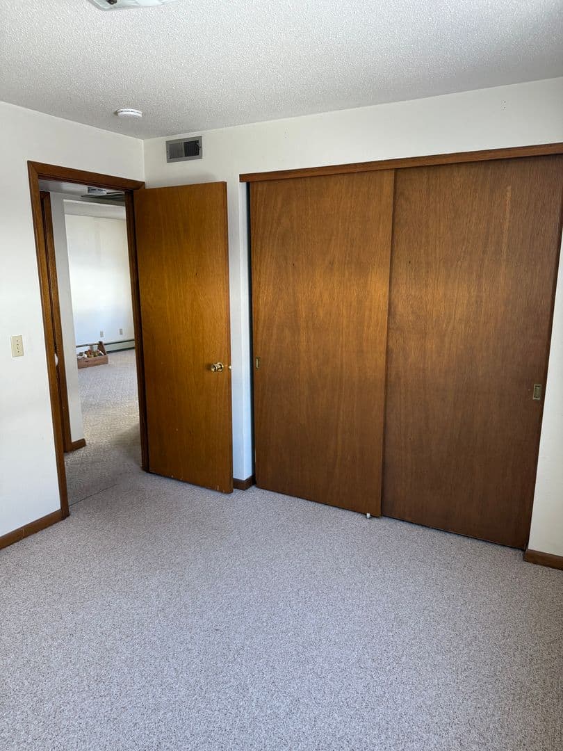 Pella Apartment: 806 Jefferson St.