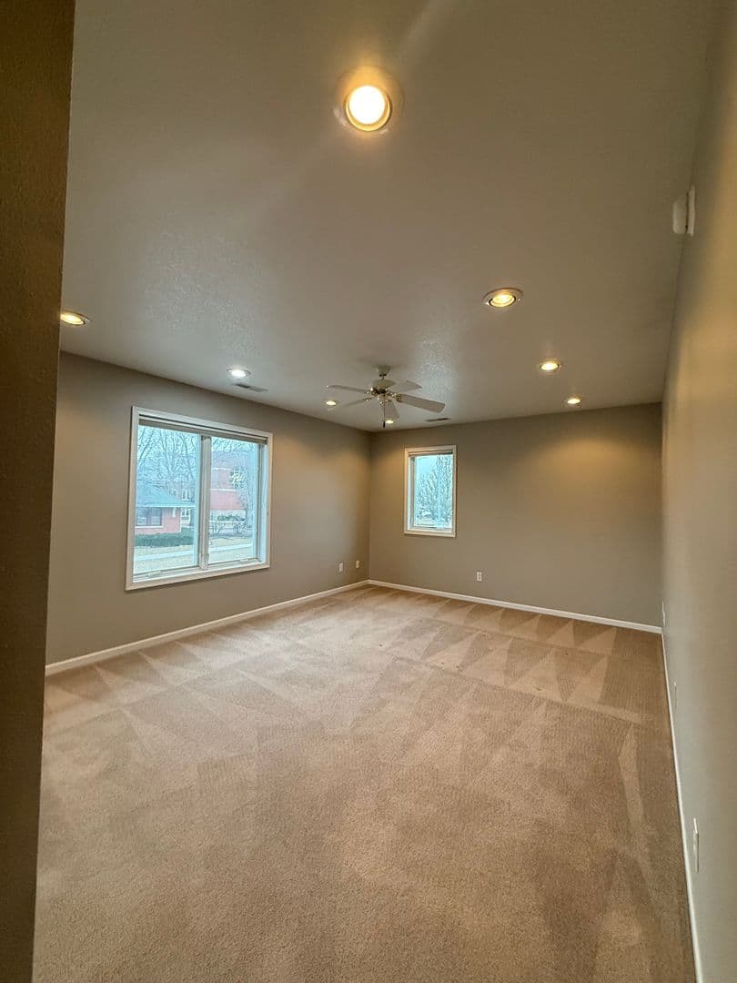 Pella Apartment: Huber Street