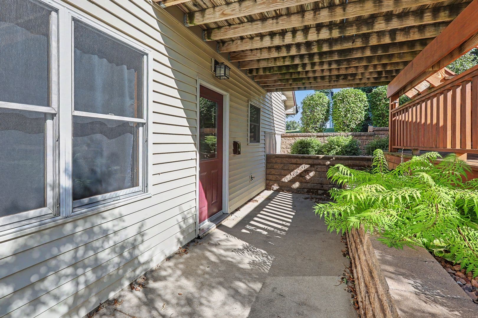 Pella Apartment: 1017 South Clark St.; Pella