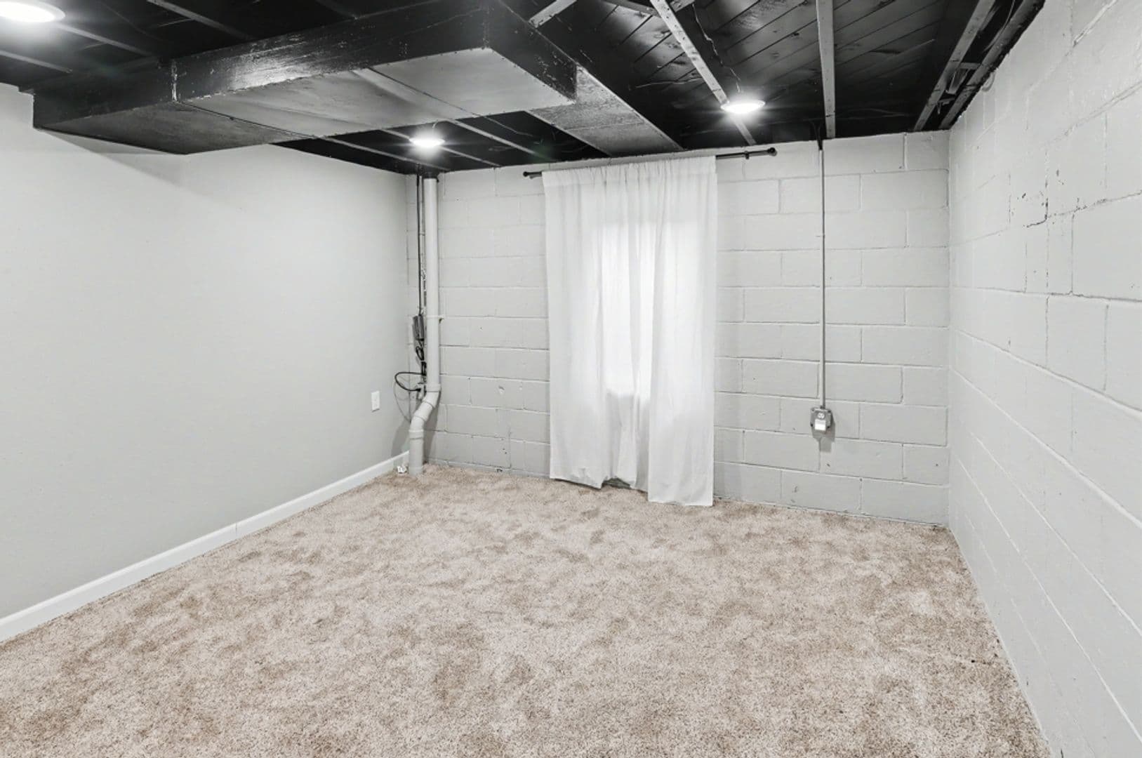 Pella House: 914 1/2 West 5th Street