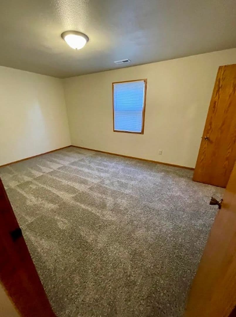 Pella Apartment: 409 East 15th Street