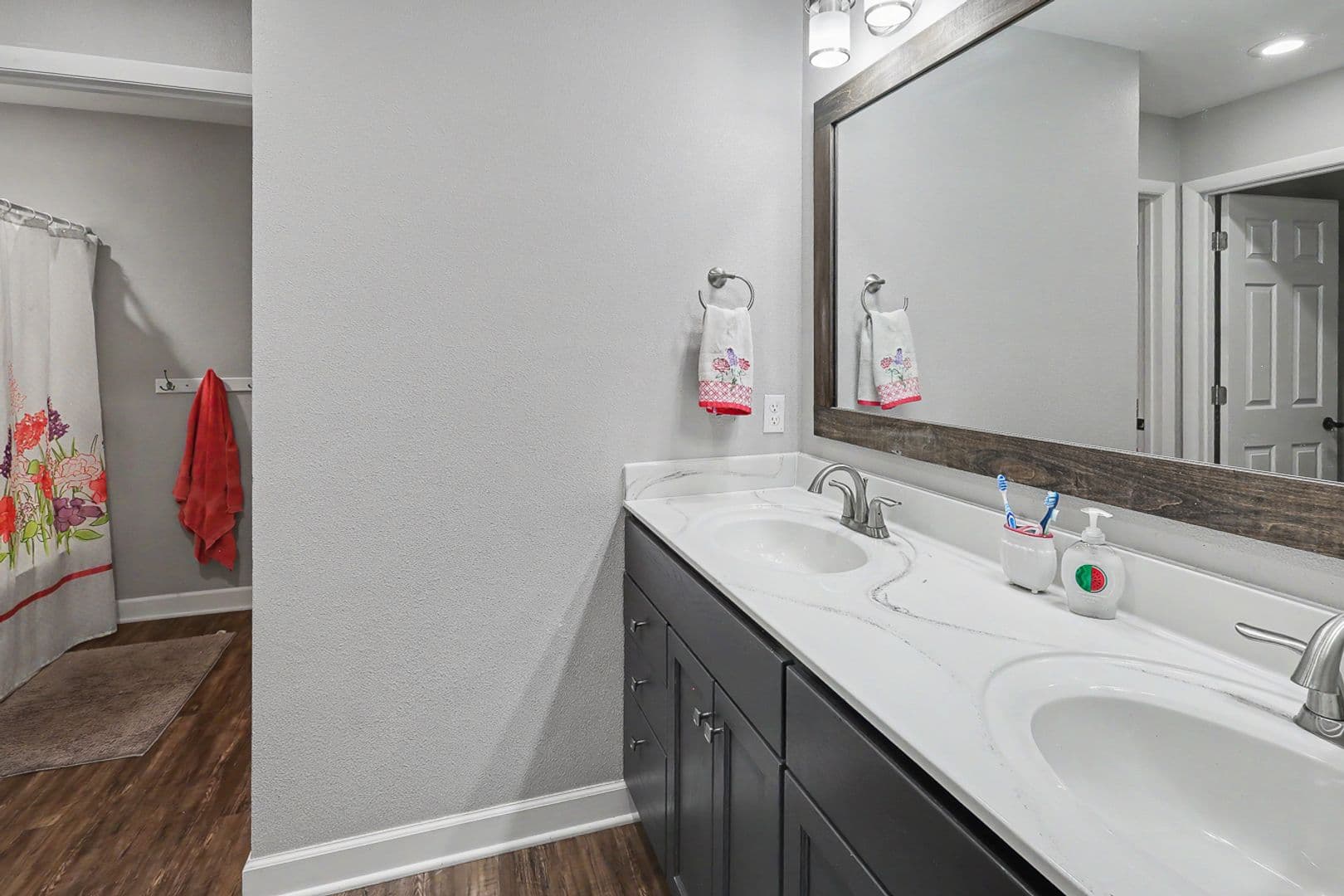 Pella House: 285 240th Place
