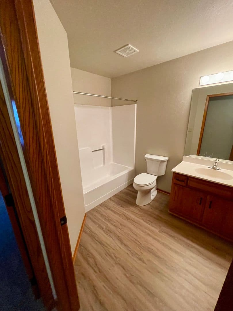 Pella Apartment: 409 East 15th Street