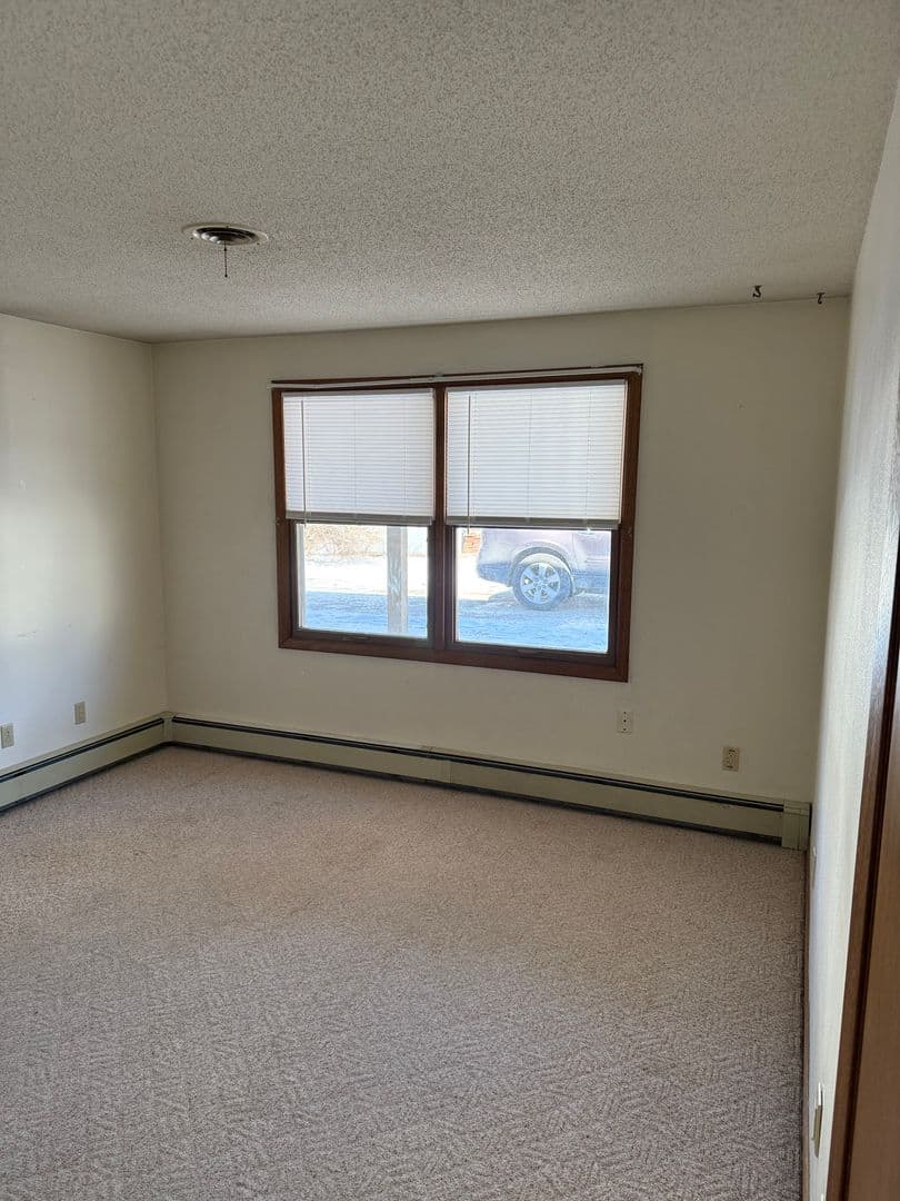 Pella Apartment: 806 Jefferson St.