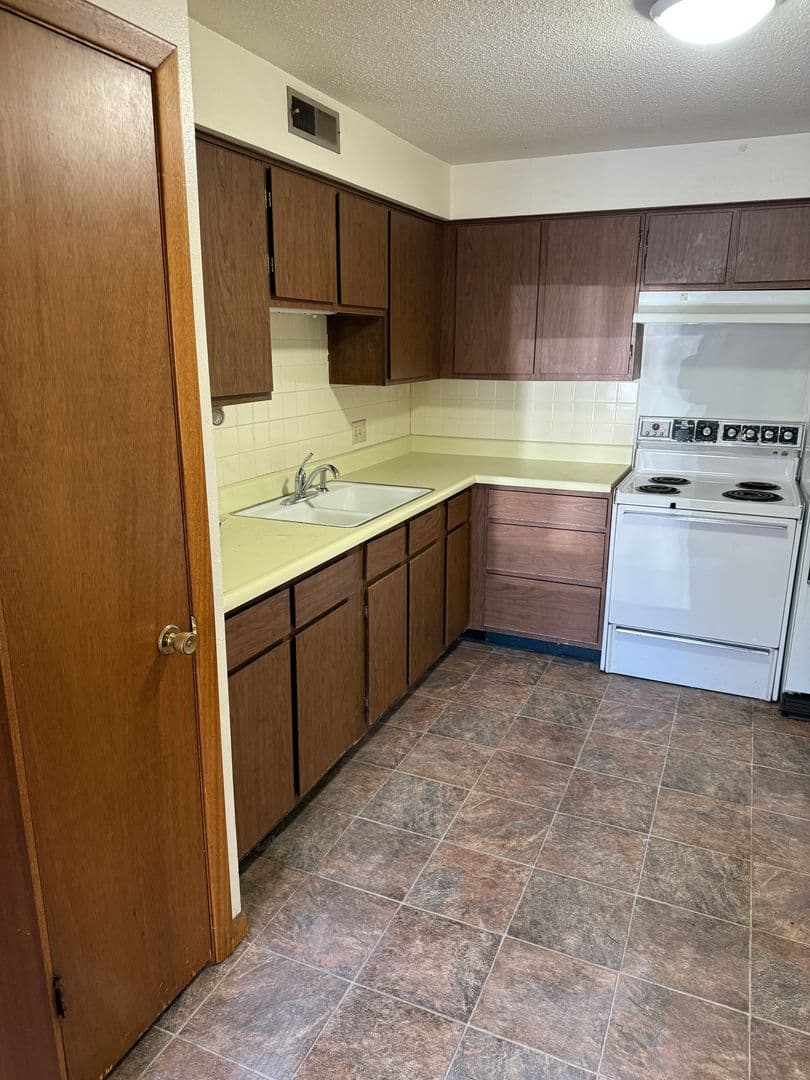 Pella Apartment: 806 Jefferson St.