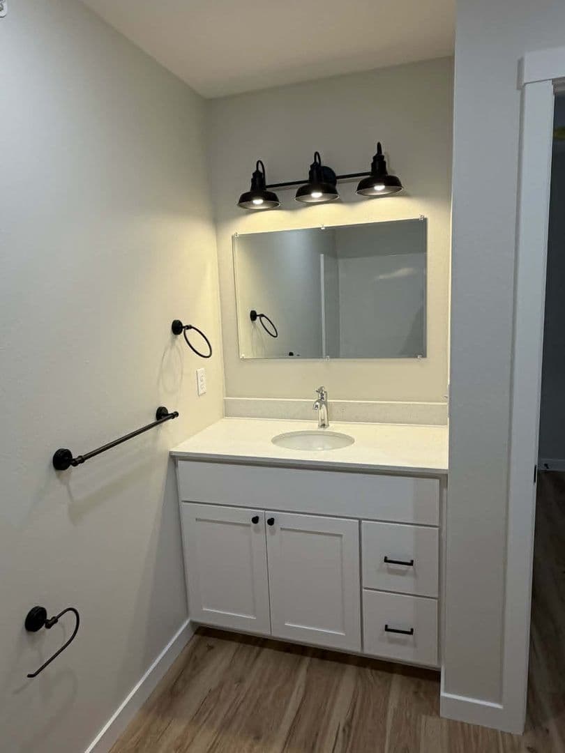 Waukon Apartment: 104 8th Ave SW