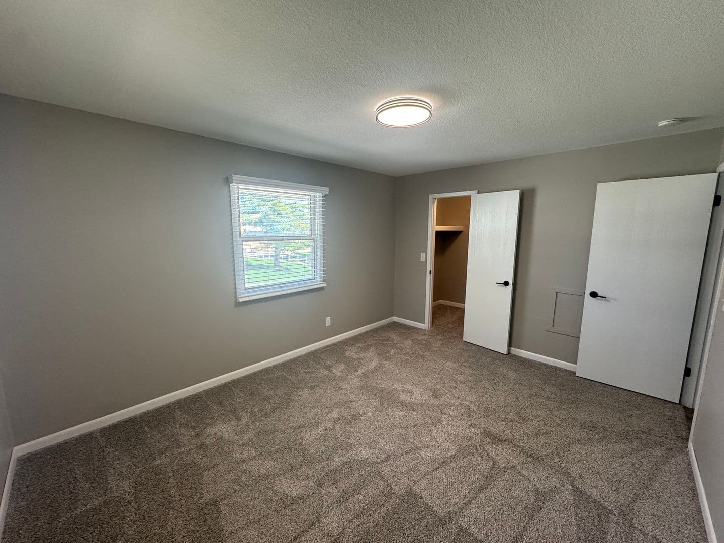 Pella Apartment: 1015 East First Street