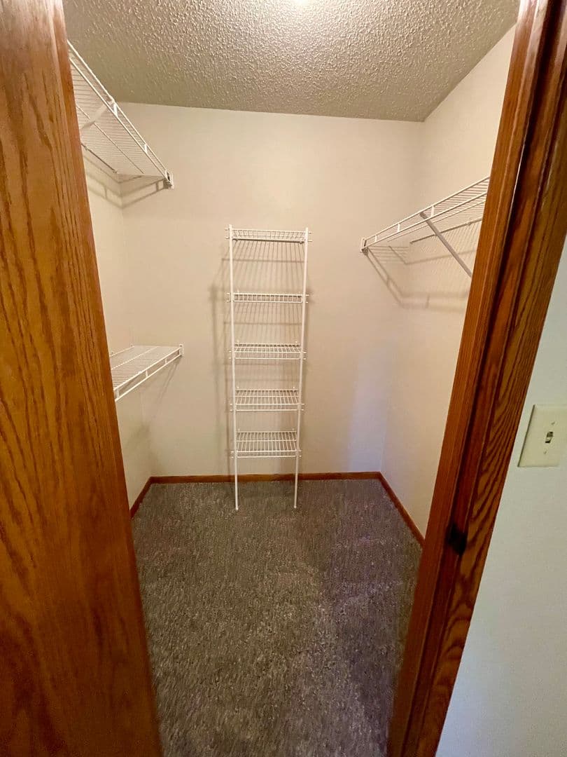 Pella Apartment: 409 East 15th Street