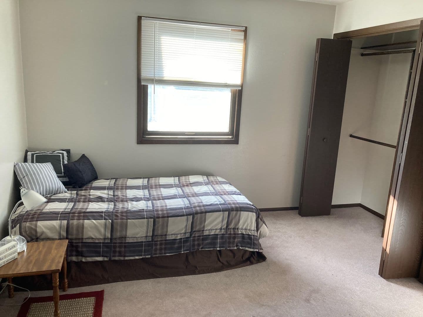 Pella Apartment: 1004 Main Street