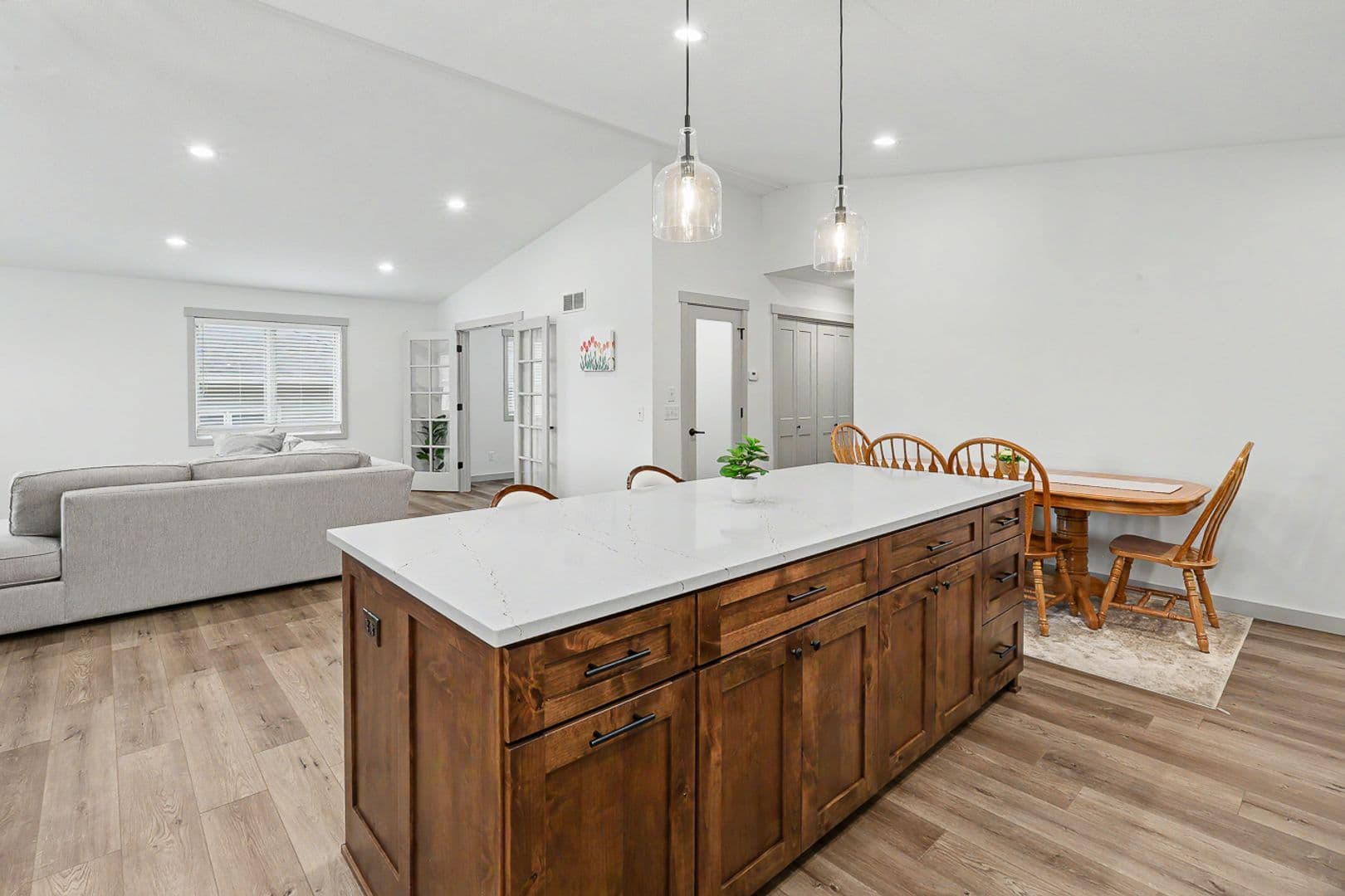 Pella House: 1009 East 6th Street
