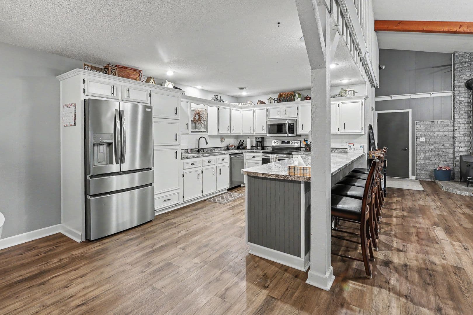 Pella House: 285 240th Place