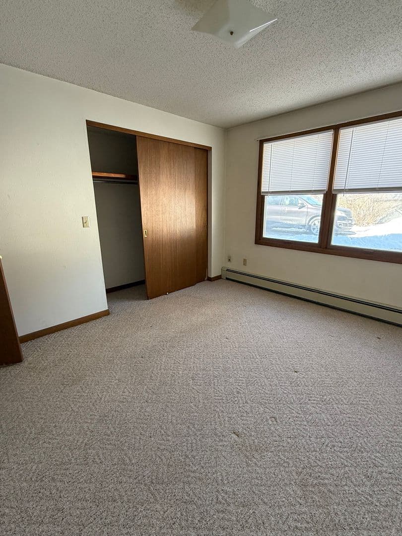 Pella Apartment: 806 Jefferson St.