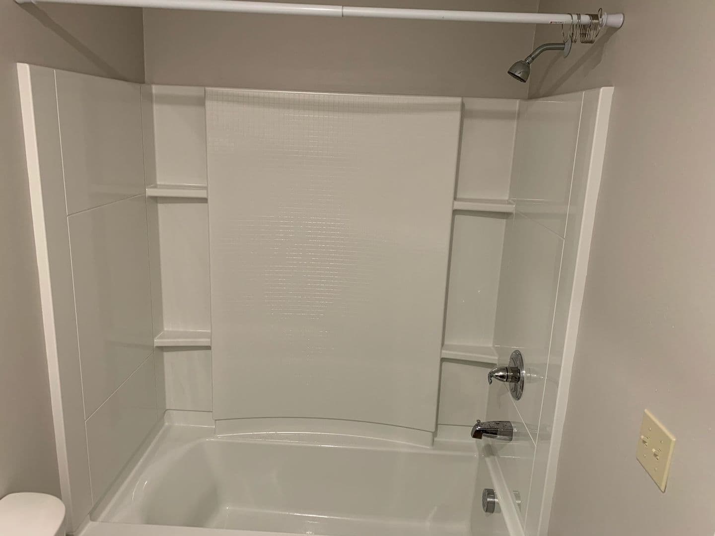 Pella Apartment: 1015 East First Street