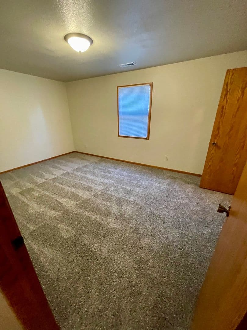 Pella Apartment: 409 East 15th Street