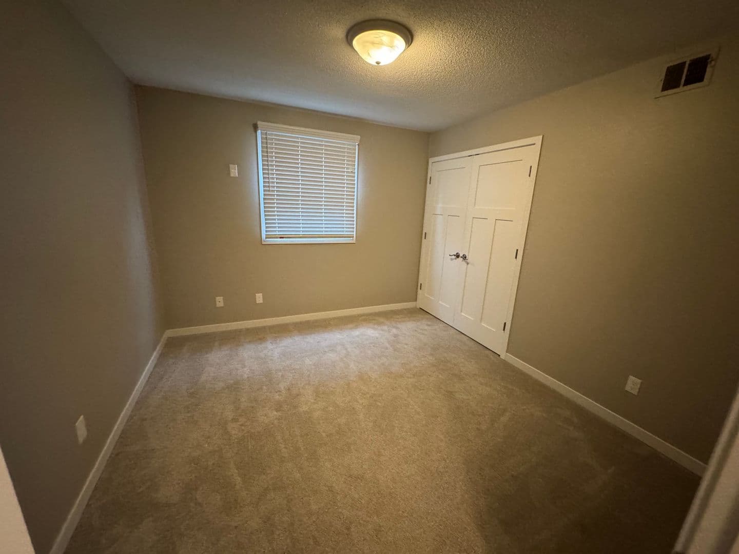Pella Apartment: 1004 Main Street