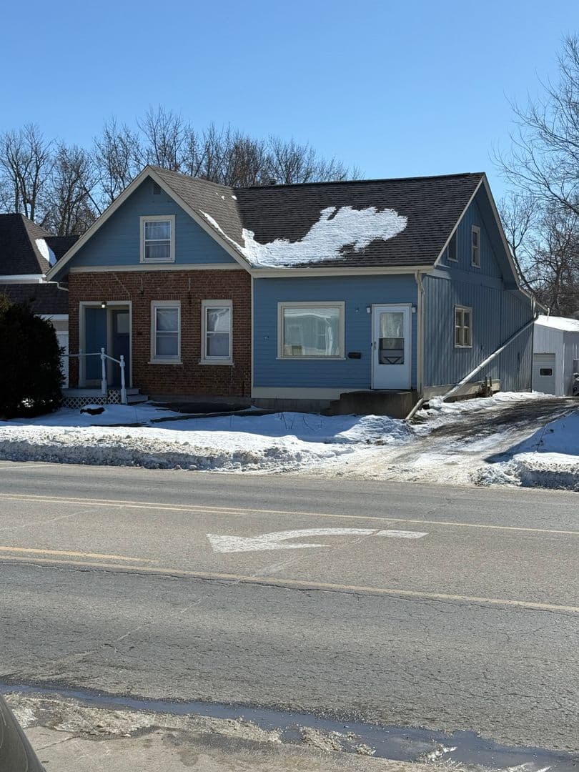 Pella Apartment: 1105 Washington Street